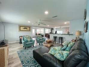 Smart TV, DVD player, table football, ping pong - Island Tyme- Canal Waterfront Paradise with Sunset View! (Freeport)
