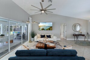 Smart TV, books, printers - Seaclusion -Luxury Pool/Spa/Cold Plunge, Near Beach, 2 Kings, 2 Dogs (Naples)