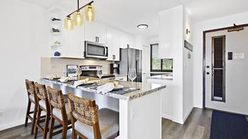 Een koelkast, een microgolfoven, een oven, een kookplaat