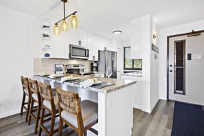 Fridge, microwave, oven, stovetop - Steps to the beach, meals on the lanai, Paradise (Lahaina)