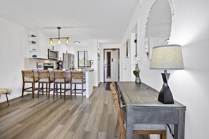 Dining - Steps to the beach, meals on the lanai, Paradise (Lahaina)