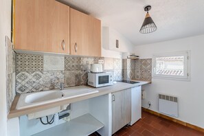 Kjøleskap, mikrobølgeovn, kokeplater og kaffetrakter/tekoker