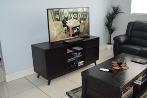 TV connectée, jeux vidéo, lecteur de DVD, livres