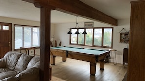 Games room - Breezy Cliff - Beautiful Lake Front House - 5+ BRs/3 sitting rooms/sauna/yoga (Bass Lake)