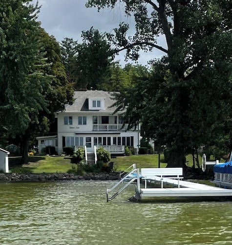 Breezy Cliff - Beautiful Lake Front House - 5+ BRs/3 sitting rooms/sauna/yoga