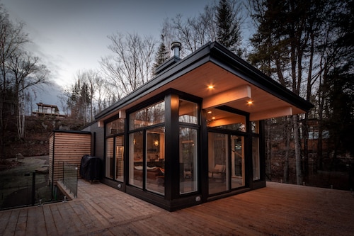 A cabin of windows amongst the trees- 15 mins from Mont Tremblant! 