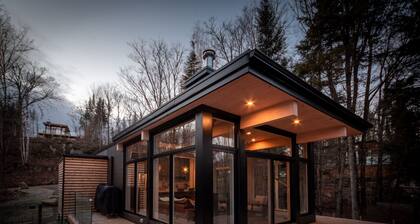 A cabin of windows amongst the trees- 15 mins from Mont Tremblant!