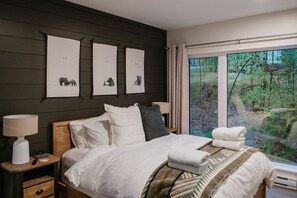 2 bedrooms, premium bedding, free WiFi, bed sheets - A cabin of windows amongst the trees- 15 mins from Mont Tremblant!  (La conception)