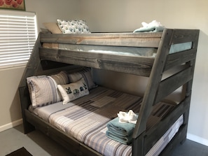 3 bedrooms, desk, iron/ironing board, free WiFi