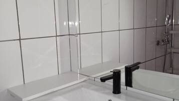 Douche, serviettes fournies, papier toilette