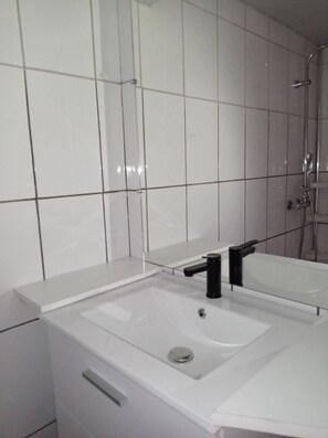 Douche, serviettes fournies, papier toilette