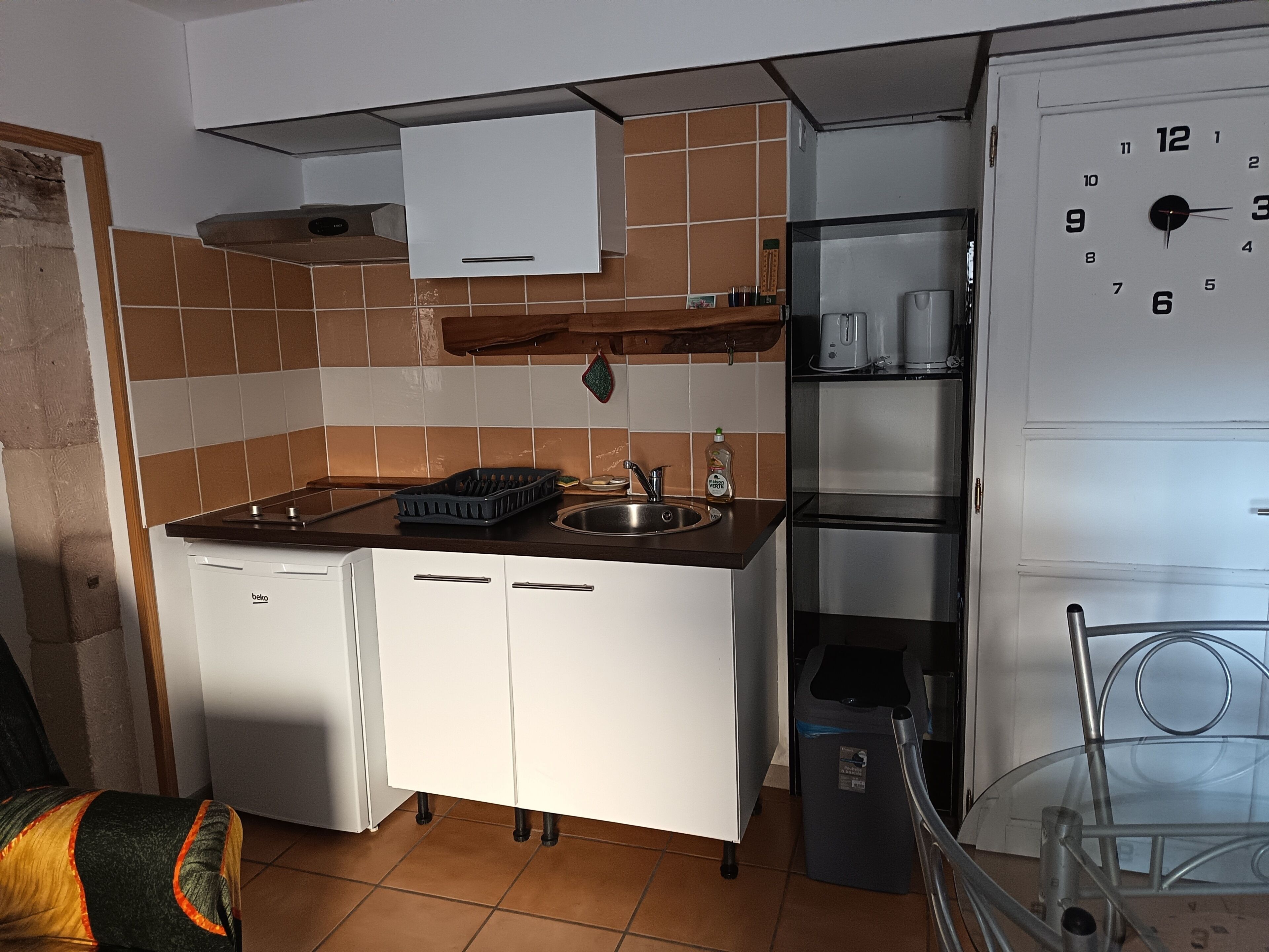 Wasserkocher mit Kaffee-/Teezubehör, Kühlschrank, Mikrowelle, Ofen