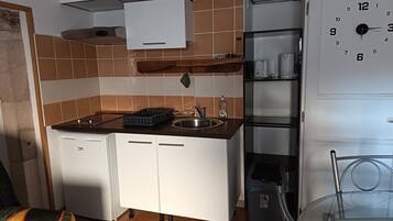 Wasserkocher mit Kaffee-/Teezubehör, Kühlschrank, Mikrowelle, Ofen