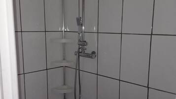 Douche, serviettes fournies, papier toilette