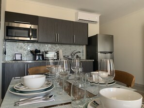 Frigorifero, microonde, piano cottura, macchina per tè/caffè