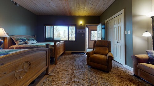 Ski-in/Ski-out Studio Condo | The Bear Den @ Ski Run B4