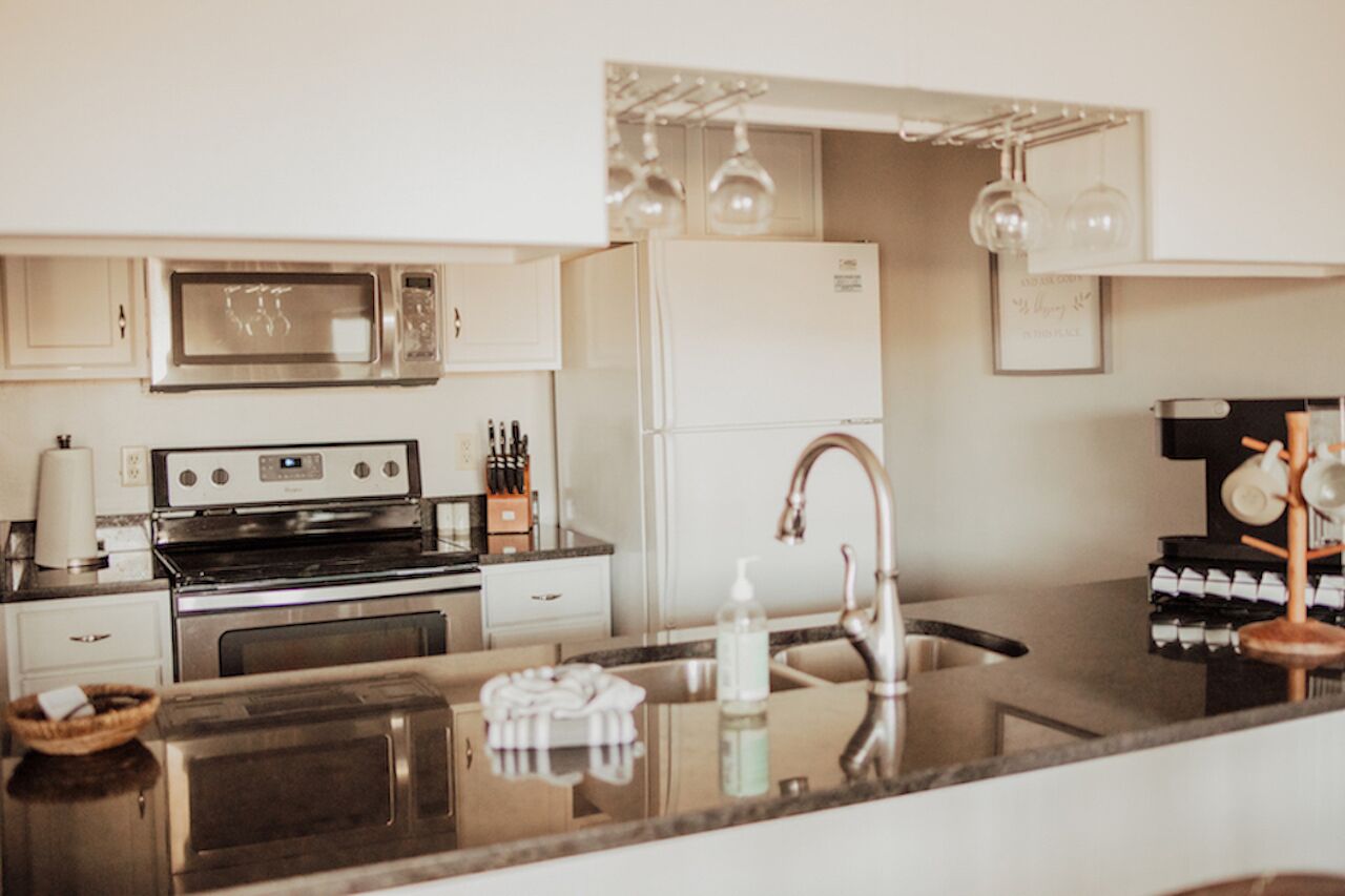 Coffee/tea maker, fridge, microwave, oven