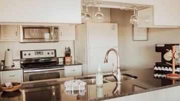 Coffee/tea maker, fridge, microwave, oven