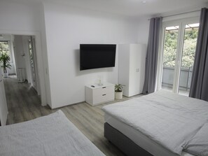 2 Schlafzimmer, Zimmersafe, Schreibtisch, Bügeleisen/Bügelbrett