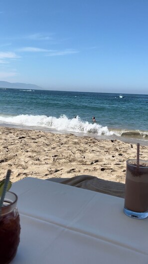 Am Strand, Liegestühle, Strandtücher