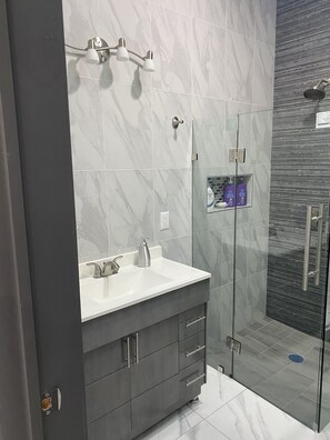 Dusche, Handtücher, Seife, Toilettenpapier