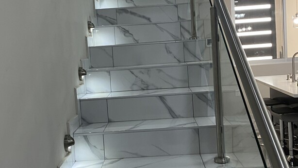 A staircase with marble steps and a metal handrail. - La cuna del buen vestir (Colonia la Cruz)