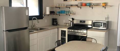 Refrigerador, microondas, horno, placa de cocina