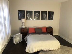 2 Schlafzimmer, Schreibtisch, Bügeleisen/Bügelbrett, Reisekinderbett