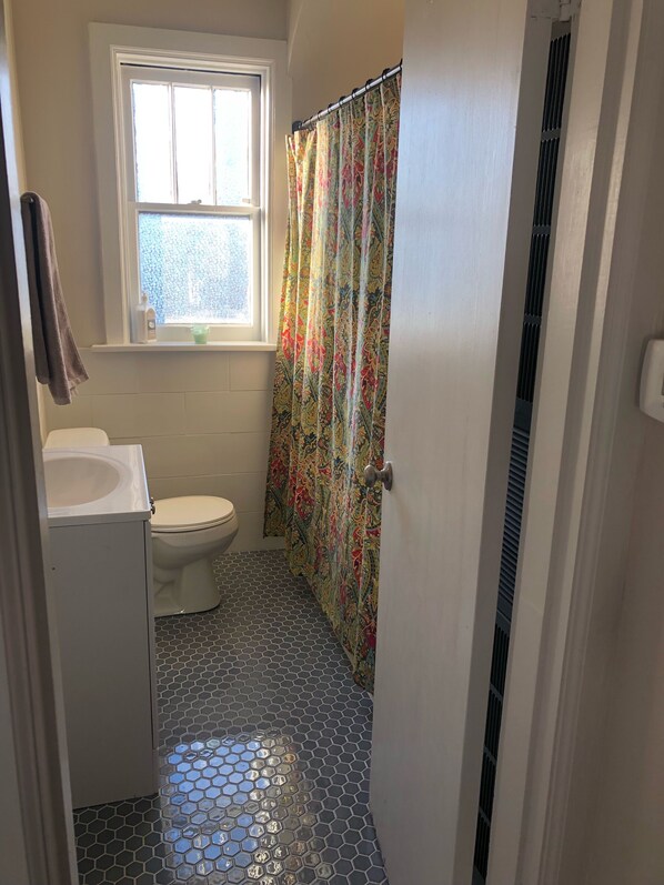 Duschwanne, Haartrockner, Handtücher, Seife