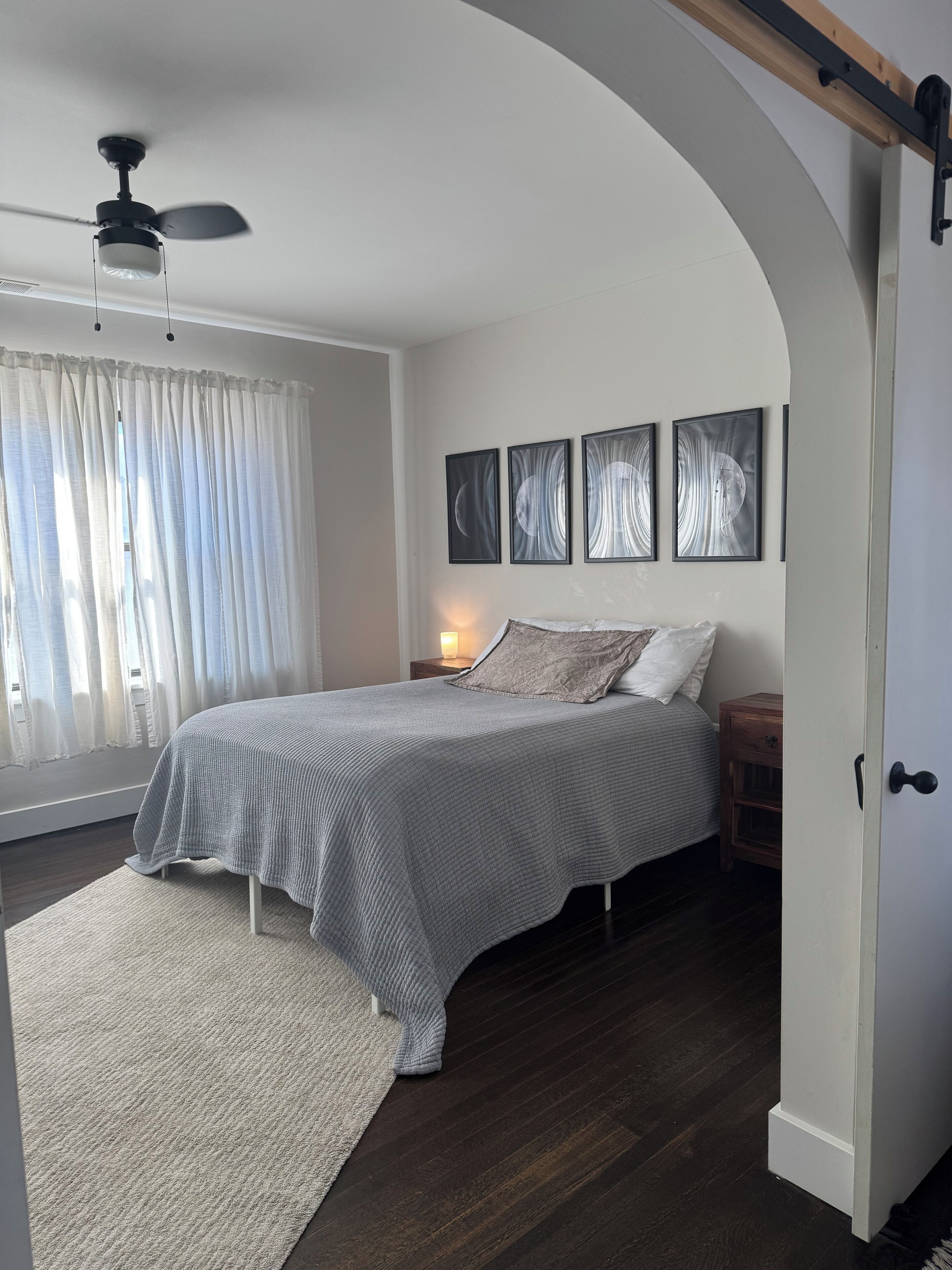 2 habitaciones, escritorio, tabla de planchar con plancha y wifi gratis 