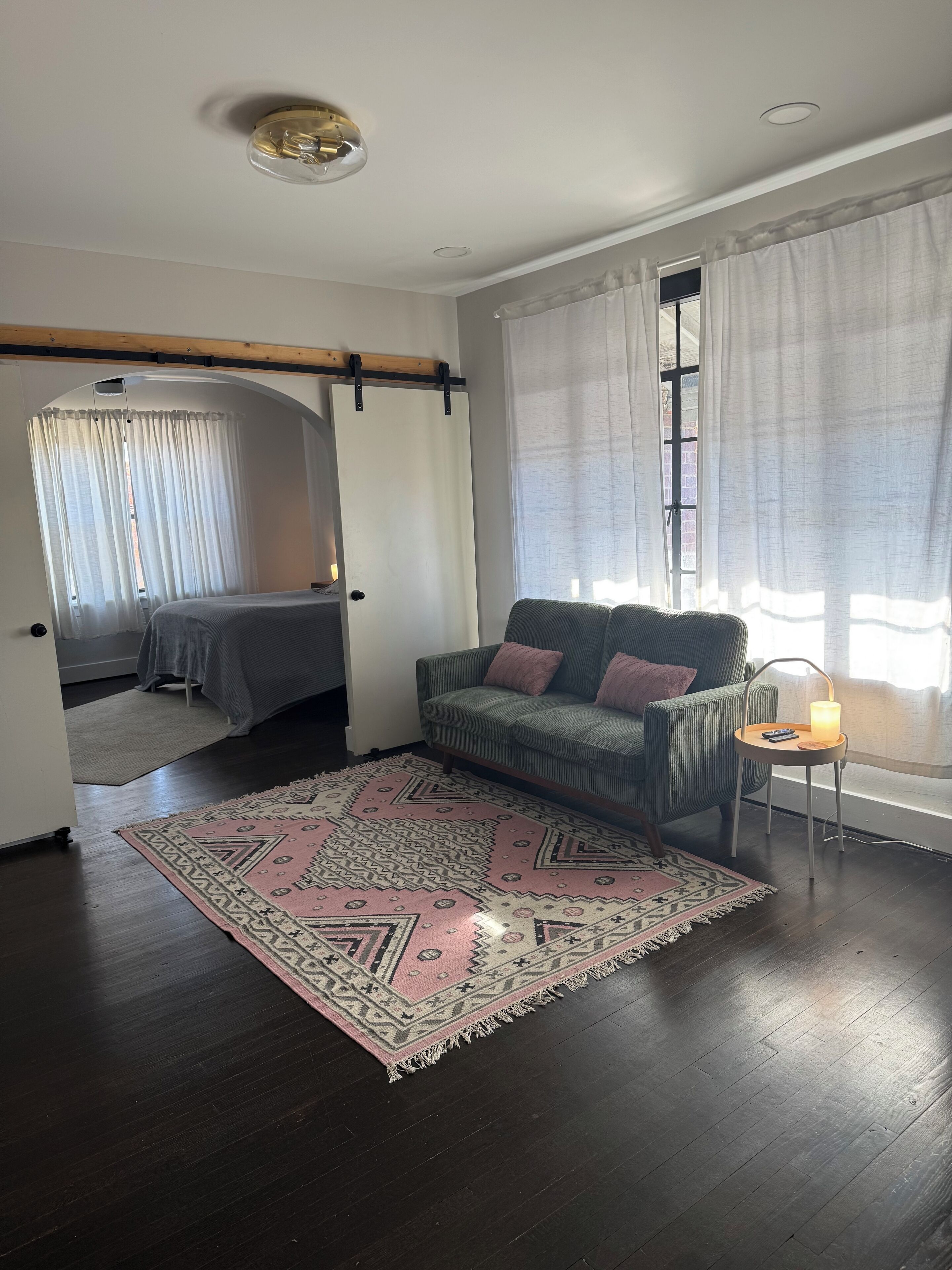 2 habitaciones, escritorio, tabla de planchar con plancha y wifi gratis 