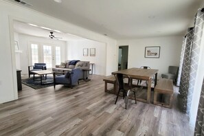 Een televisie en een open haard