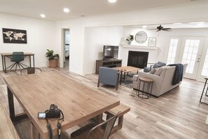 TV, fireplace
