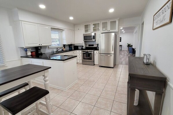 Refrigerador, microondas, horno y parrilla de estufa