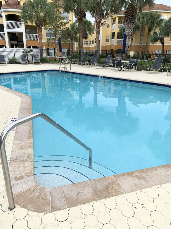 Alberca al aire libre y alberca climatizada