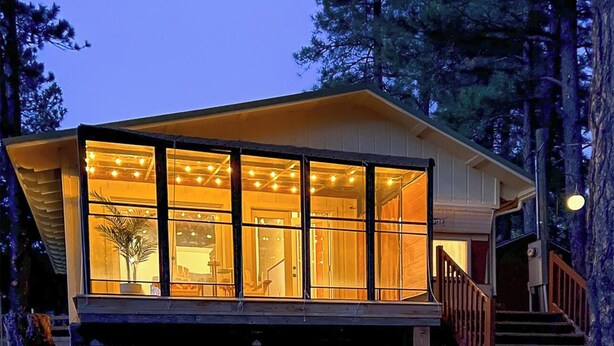 A modern cabin with large windows, a wooden deck, and a staircase leading to the entrance. - 1Br Hidden Gem overlooking Wetland Dog Friendly (Flagstaff)