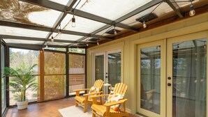 A covered patio area with wooden chairs and a potted plant. - 1Br Hidden Gem overlooking Wetland Dog Friendly (Flagstaff)