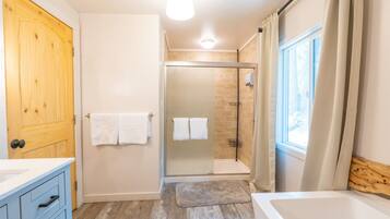 Badkar, hårtork och handdukar