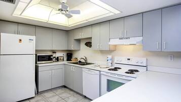Frigorífico, microondas, horno y placa de cocina