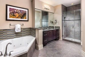 Combined shower/bathtub, jetted bath, hair dryer, towels