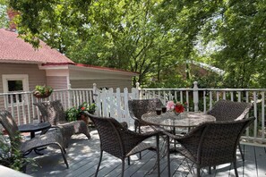 Outdoor dining - Spacious Downtown Cottage with Roof-Top Patio (Little Rock)