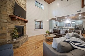 TV, fireplace, video games, ping pong - 3 Masters, w/Bunk Room, Shuffle Board, Arcades, Hot Tub-Great For Families (Broken Bow)