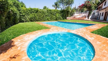 Piscina all'aperto, una piscina riscaldata