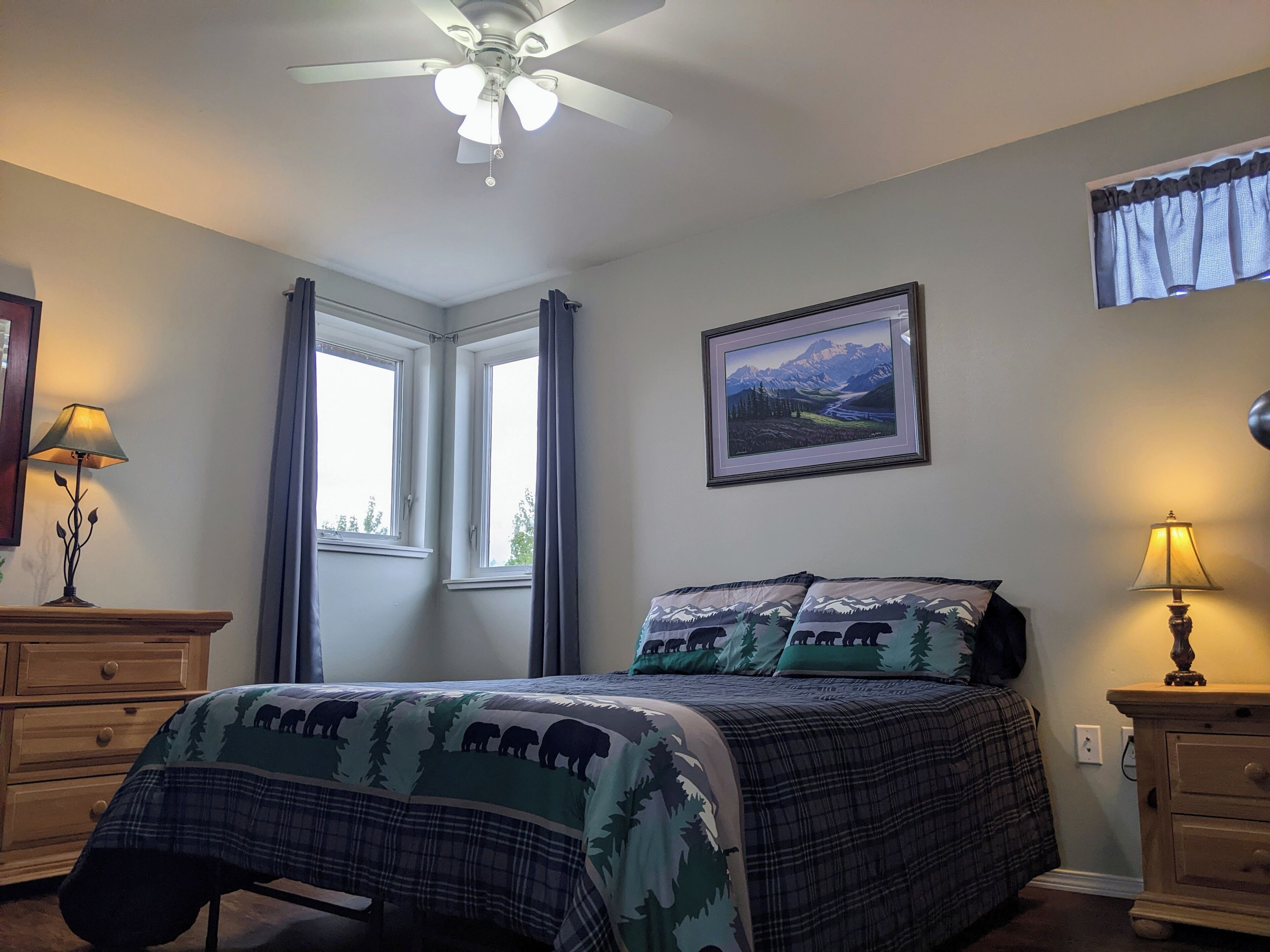 1 chambre, bureau, fer et planche à repasser, lit parapluie