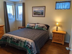 1 bedroom, desk, iron/ironing board, travel cot - Serenity Heights Place (Willow)
