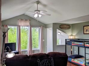2 bedrooms, desk, iron/ironing board, travel cot - Serenity Heights Place (Willow)