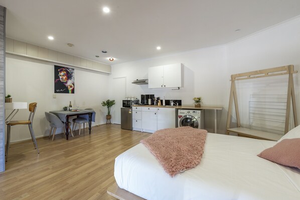 1 makuuhuone, työpöytä, ilmainen Wi-Fi, vuodevaatteet