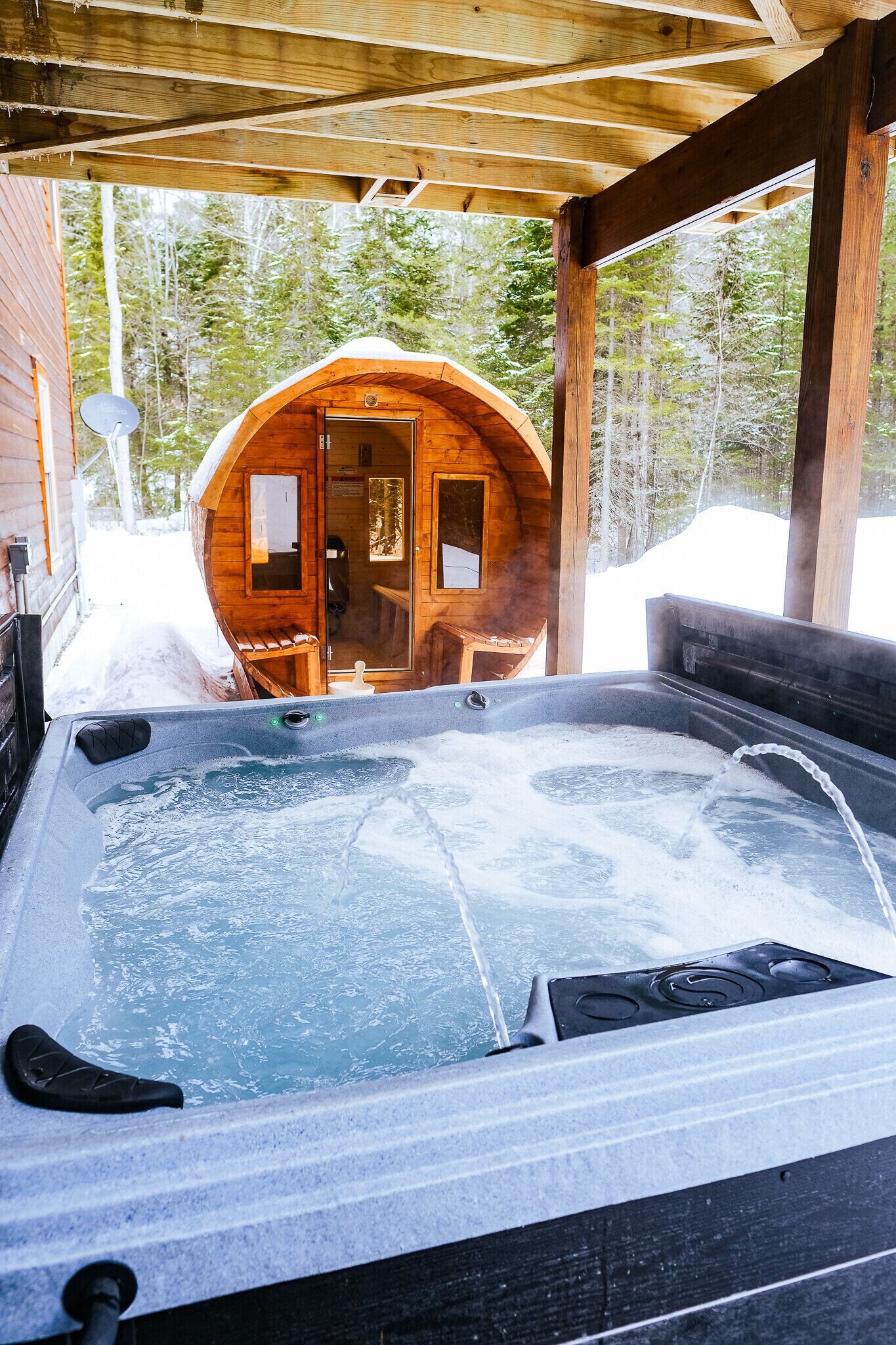 GORGEOUS CABIN, 10 MINUTES FROM SUNDAY RIVER! CENTRAL AC! SAUNA+HOT TUB!