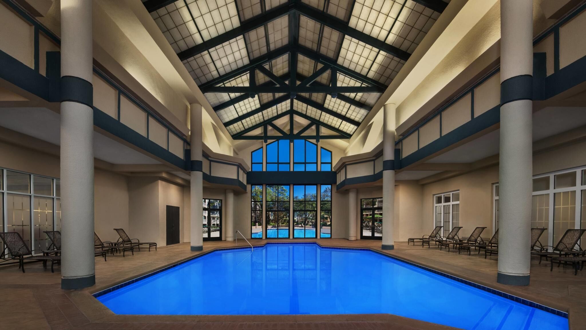 من حمّامات السباحة المغطاة، حمّام سباحة خارجي