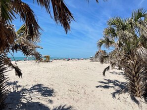 Plage à proximité, chaise longue